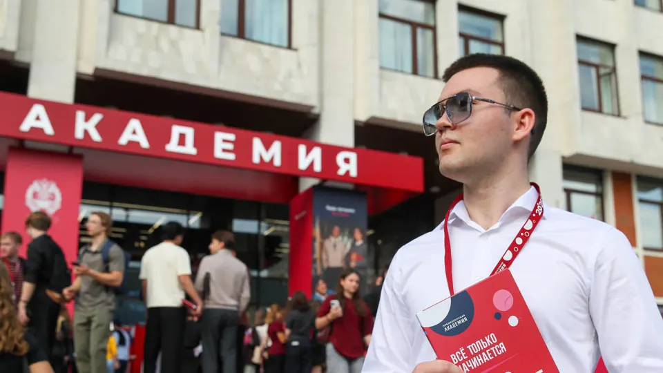Российские вузы и отдельные подразделения предлагают студентам годовую службу в отрядах по борьбе с беспилотниками с обучением, крупными выплатами и социальными гарантиями. Параллельно идёт масштабная кампания по вербовке учащихся в войска беспилотных систем по всей стране.