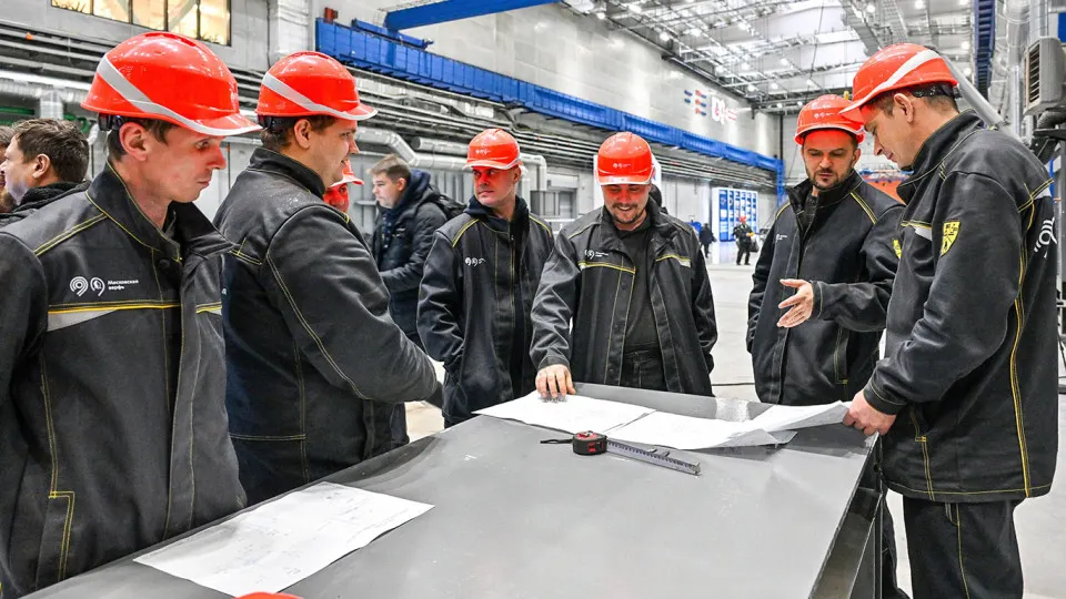 Опрос OMI показал, что 38% работающих россиян регулярно перерабатывают — в среднем по семь часов в неделю. Часто переработки не оформляют официально и не компенсируют. Главная причина — дефицит кадров, ситуация усугубляется изменением норм по сверхурочной работе.