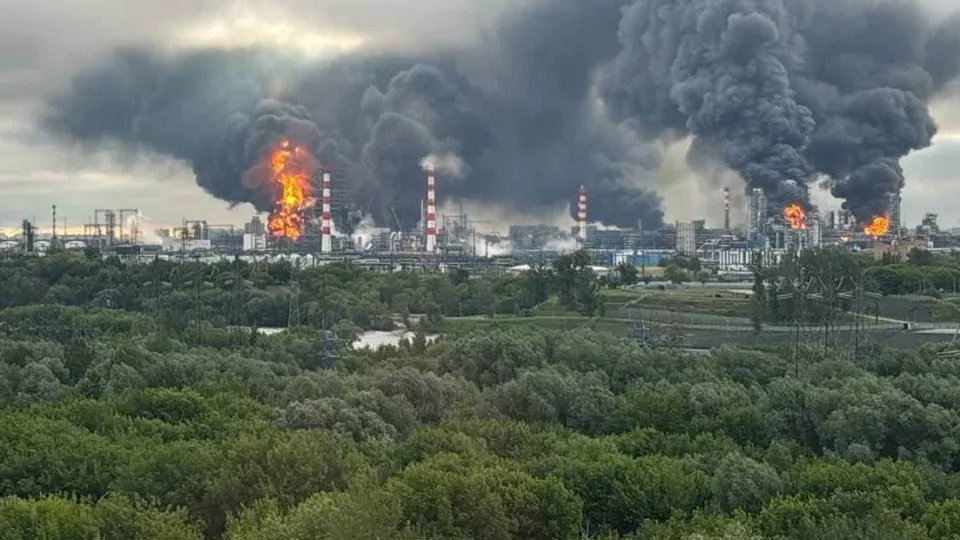 Рано утром 18 июня столицу снова атаковали беспилотники: по данным мэрии, силы ПВО сбили порядка 180 дронов. За пределами города зафиксированы повреждения жилых и коммерческих объектов, есть раненые и погибшие в Ростовской области.