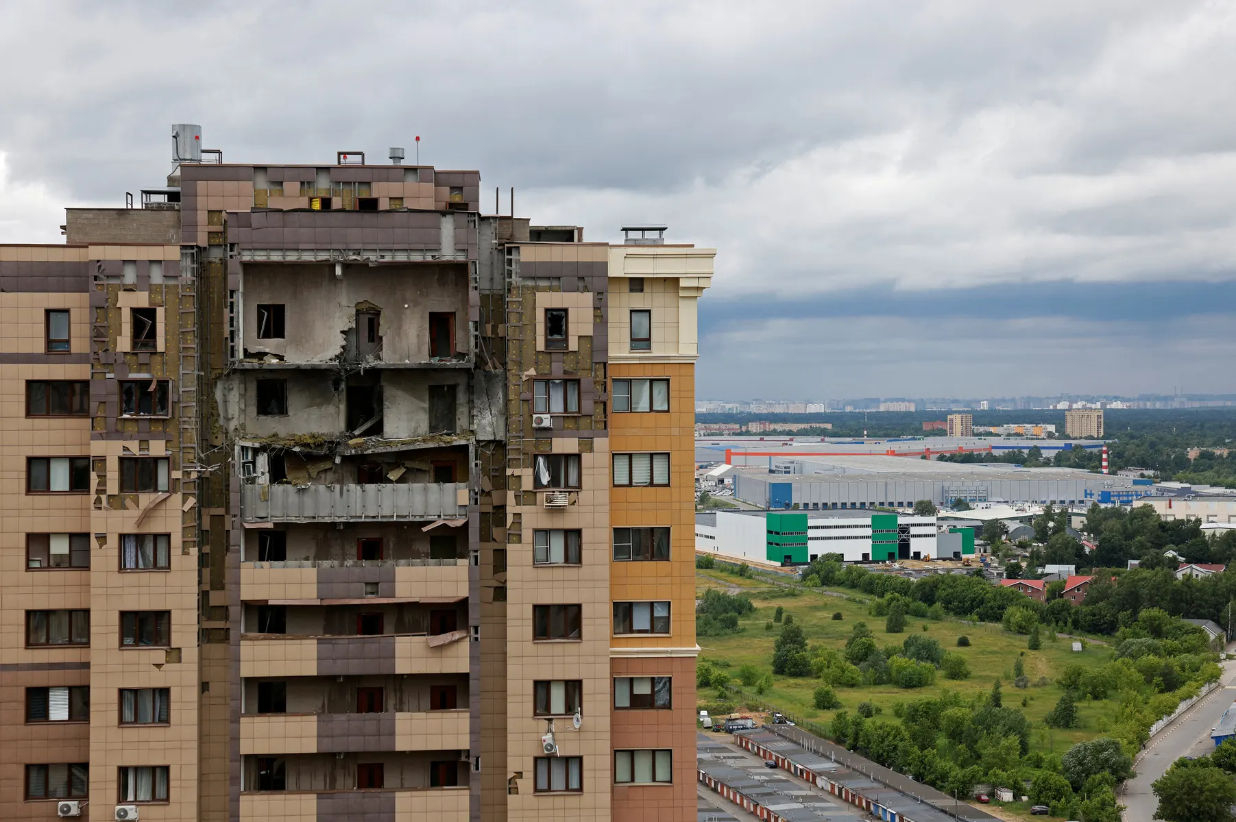 18 июня в результате масштабной атаки беспилотников в Московской области погиб ребёнок, пострадали жилые дома и инфраструктура. Власти продолжают ликвидировать последствия и помогать пострадавшим.