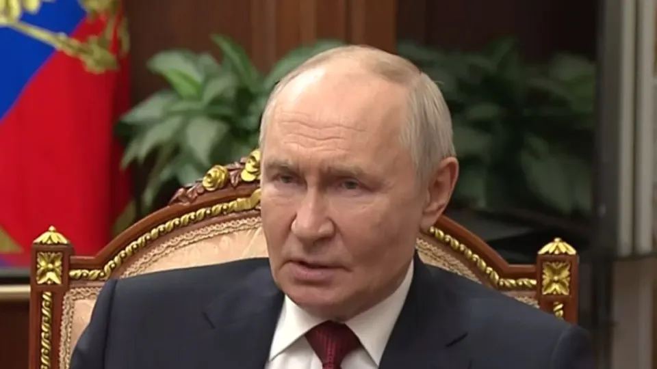 Президент РФ заявил, что Украина предлагала прекратить дальнобойные удары в обмен на ограничение боевых действий четырьмя оккупированными территориями, однако Москва не намерена спасать киевский режим. Он отметил проблемы с поставками топлива из‑за атак на инфраструктуру и необходимость наращивать ПВО и импорт бензина.
