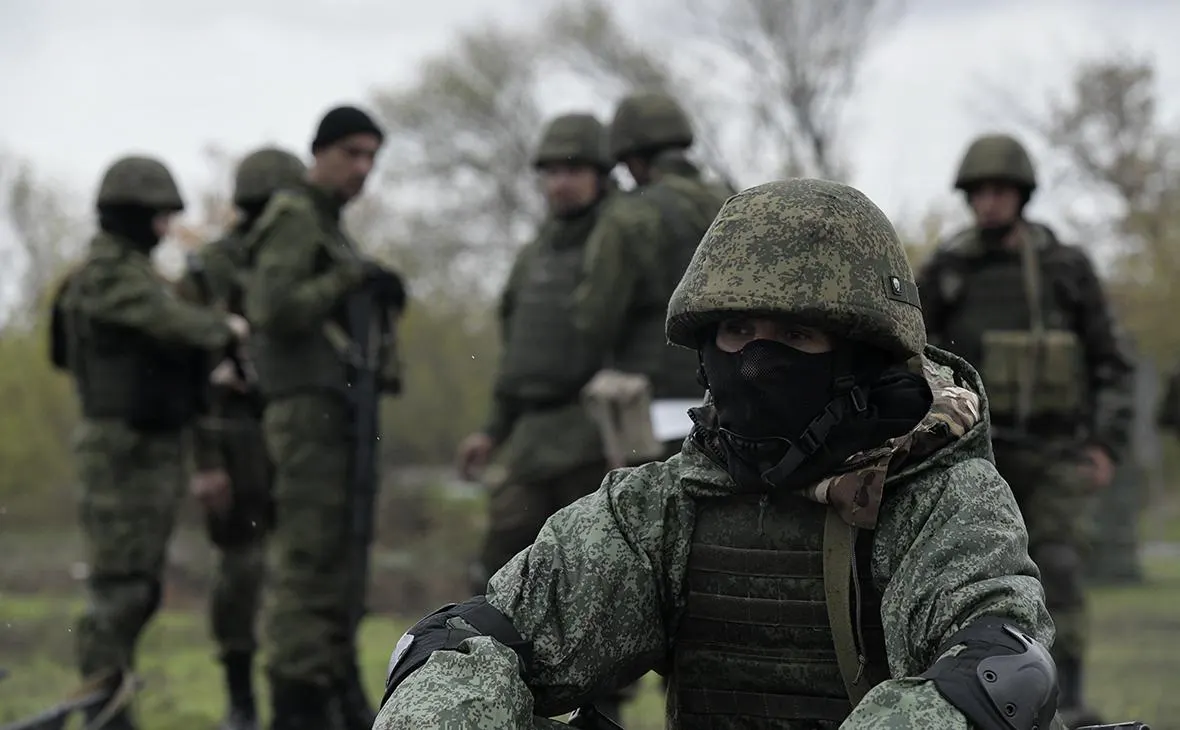 Собеседники властей и военные эксперты предупреждают, что отставание в технологиях и тактике, а также перегрузка промышленности делают без масштабной мобилизации маловероятной перспективу перелома ситуации в пользу России.