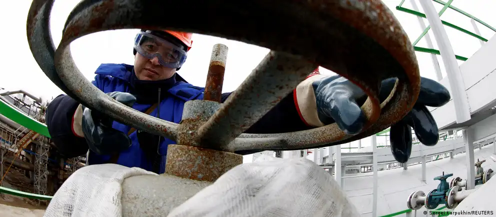 Утром в Уфе были нанесены удары беспилотниками по нефтеперерабатывающему кластеру: пострадали два крупных завода, над промзоной поднимались столбы чёрного дыма. Власти подтверждают нападение, идут проверки и мониторинг последствий.