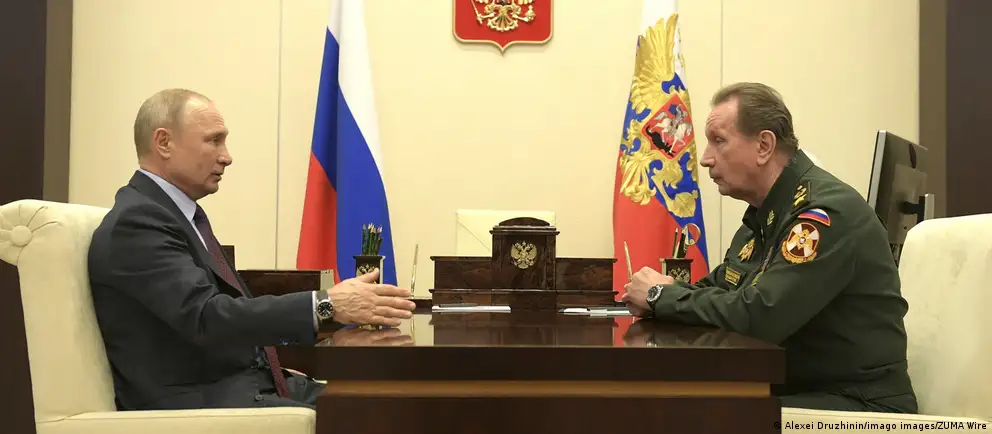 По сообщению источников, руководство силовых ведомств пыталось убедить президента перенести выборы в Госдуму из‑за ухудшения экономической ситуации и падения рейтингов. В Кремле говорят, что перенос не обсуждается; против отзыва инициативы выступают влиятельные политические фигуры. Выборы запланированы на 18–20 сентября, впервые с начала войны голосование пройдет и на оккупированных территориях.