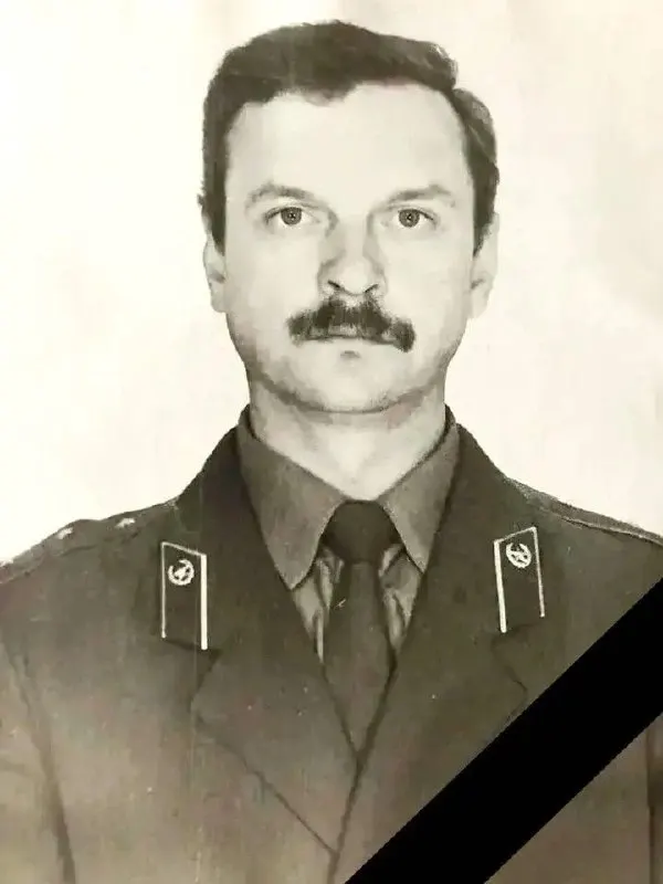 Некролог водителя пожарно-спасательной части №47 пропал со страниц администрации Большой Ижоры, хотя копии сообщения сохранились у местного депутата и в сообществе жителей. По данным властей, пожар и гибель связаны с атакой беспилотников на арсенал.