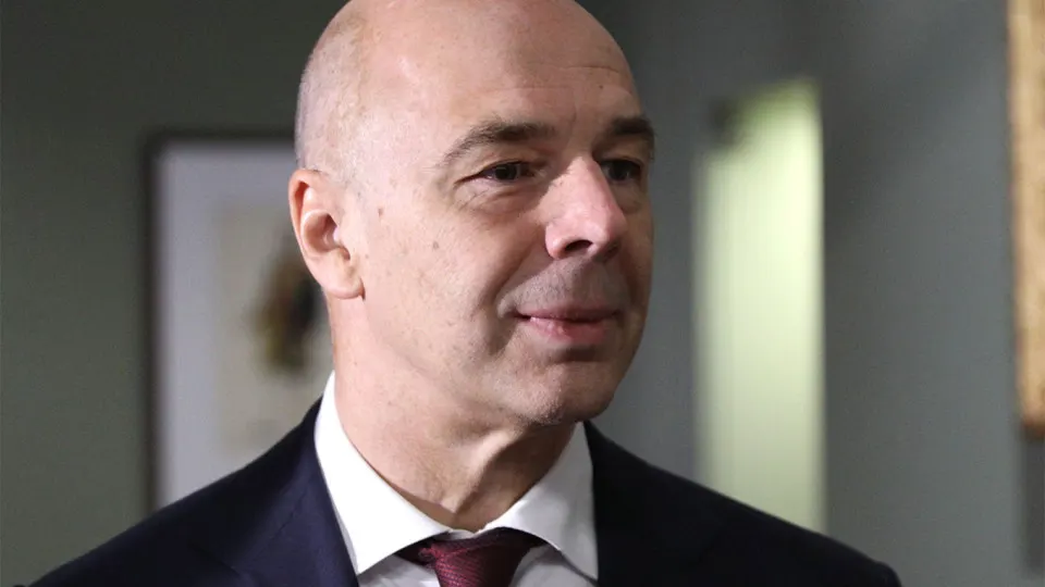 Минфин заявил, что расходы на защиту топливо‑энергетических предприятий должны покрывать сами компании и могут включаться в себестоимость. Между тем атаки на НПЗ сократили переработку и подняли оптовые цены на бензин.
