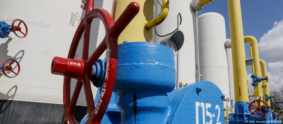 Украина не продлила контракт на транзит российского газа, из‑за чего с начала января транзит через её территорию остановлен. Наибольшие последствия ощущает Молдова; другие страны переориентировали поставки, а Венгрия продолжает получать газ через «Турецкий поток».