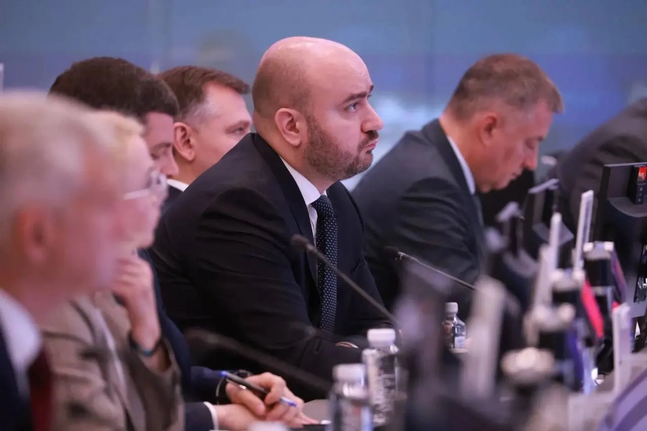Во время поездки в Москву губернатор Самарской области принял участие в совещании под председательством вице‑премьера, где обсуждали поставки бензина и дизеля, меры по стабилизации рынка и мониторинг цен и логистики.