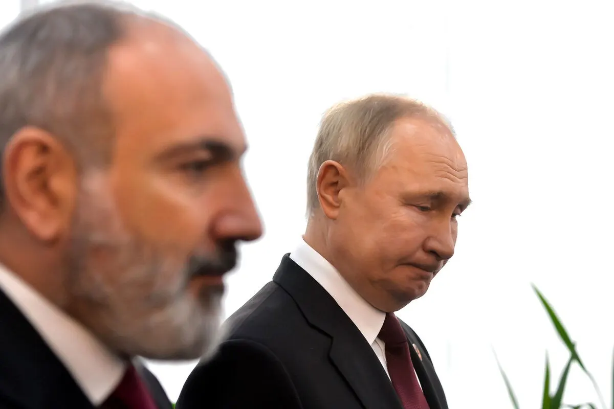 Президент направил поздравление премьер‑министру Армении, пожелав здоровья и успехов; в Кремле подчеркнули заинтересованность в дальнейшем развитии двусторонних связей. На фоне этого отмечаются спорные высказывания и торговые ограничения.