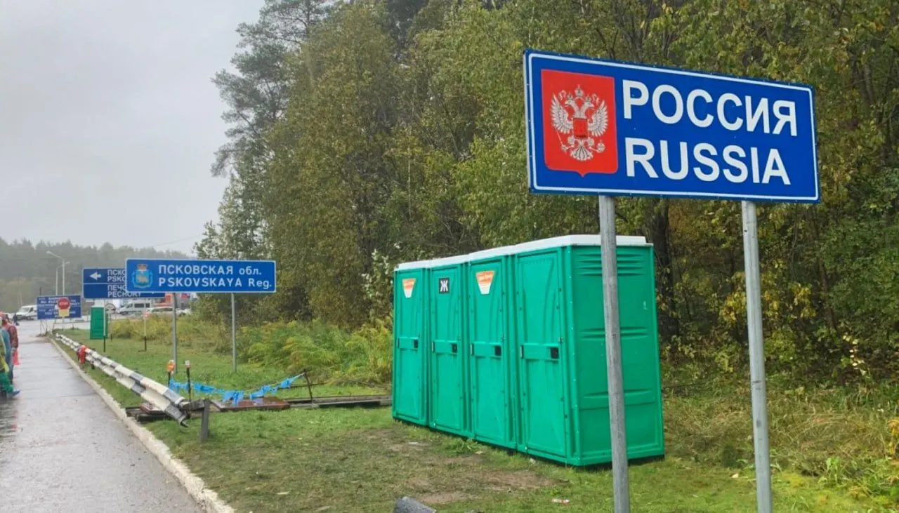 В 21-м пакете санкций предлагается ввести общий визовый запрет для тех, кто служил в российских вооружённых силах или прокси‑формированиях с начала полномасштабного вторжения. Правозащитники отмечают неопределённости в определении лиц и порядке составления списков.