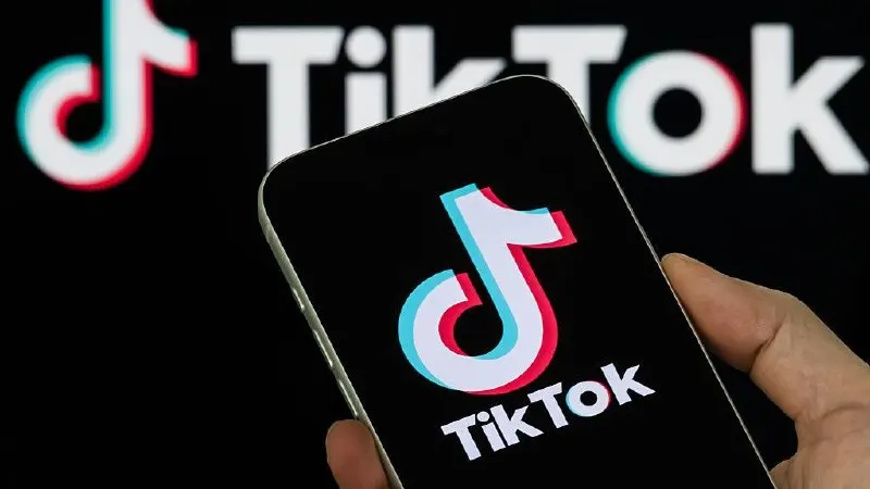 TikTok оштрафовали на 3 миллиона рублей за то, что платформа не удалила два ролика, которые контролирующие органы сочли «пропагандой нетрадиционных сексуальных отношений». Примечание: Верховный Суд признал «Международное движение ЛГБТ» экстремистской организацией.