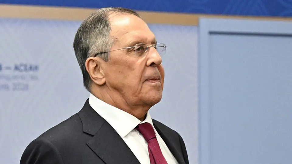 Глава МИД Сергей Лавров заявил о регулярных массированных ударах по целям, от которых зависит боеспособность ВСУ, после самой крупной с начала войны ночной атаки беспилотников на столицу. В результате — пожары на НПЗ и в торговом комплексе, а также массовые задержки авиарейсов.