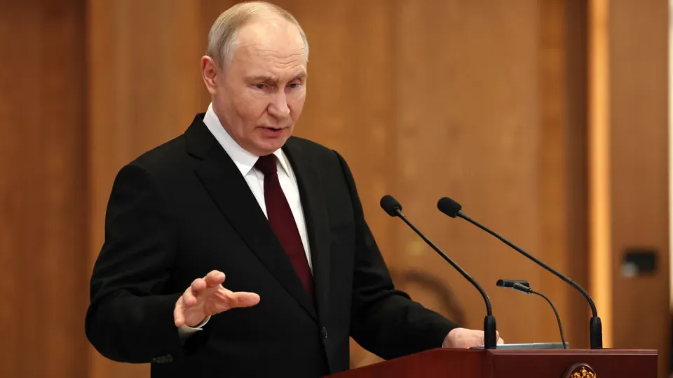 Президент заявил, что Россия нанесет ответный удар, если с территории европейских государств будут запускать дроны по российским объектам; при этом он назвал удары попыткой раскачать общество и отметил отсутствие предпосылок для переговоров с Киевом.