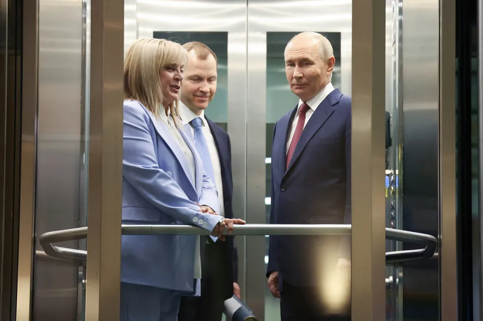 Чиновники силовых структур предлагают перенести или отменить сентябрьские думские выборы, ссылаясь на экономические трудности, падение рейтингов и угрозы безопасности; против этого выступают представители политического блока администрации и гражданские чиновники.