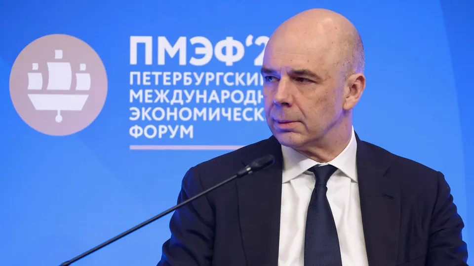 По оперативной оценке Счетной палаты, доходы федерального бюджета могут составить 38,2 трлн руб. — это на 2,1 трлн (5,2%) ниже суммы, заложенной в законе о бюджете. Основные причины — снижение нефтегазовых поступлений и укрепление рубля.