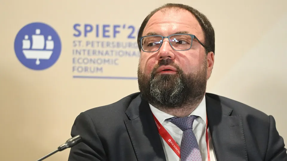 Глава Минцифры сообщил о намерении внедрить механизмы возрастной идентификации на онлайн‑платформах. Эксперты обсуждают варианты верификации, возможную роль «Госуслуг» и угрозы утечек персональных данных.