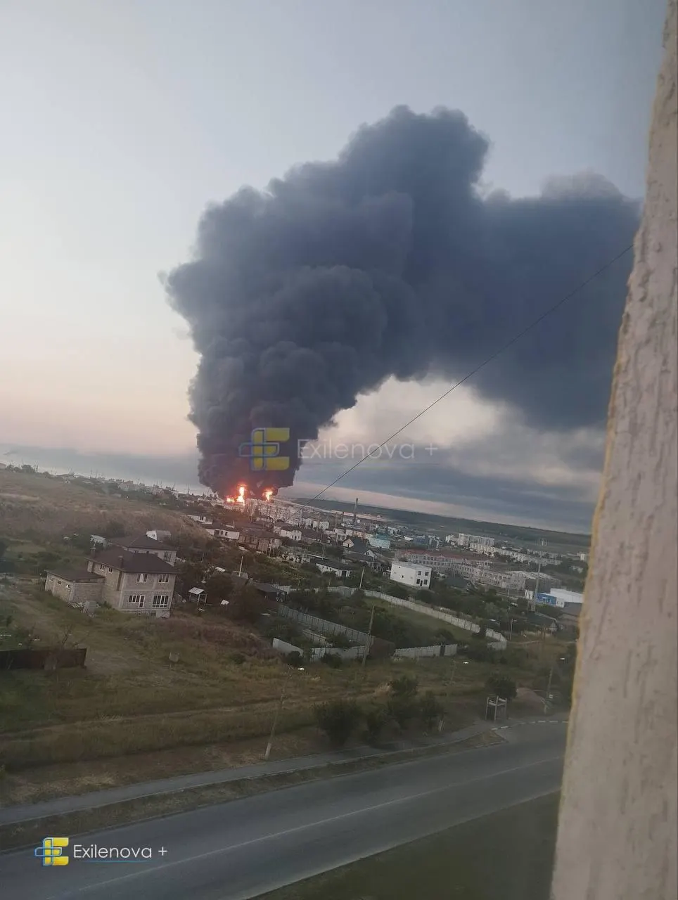 В результате удара беспилотников в районе Керченского пролива погибли несколько человек, пострадали десятки, в порту и населённых пунктах зафиксированы пожары и повреждения зданий.