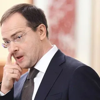 Помощник президента предложил ввести систему обязательного распределения для выпускников вузов, обучавшихся за счёт государства или предприятий, что вызвало критику как шаг к административному управлению трудом молодых специалистов.