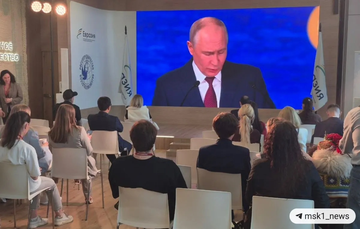 Президент заявил, что экономический рост смещается в пользу стран Глобального Юга и БРИКС, меняются торговые правила, а хищение международных резервов России негативно повлияло на курс доллара и евро.