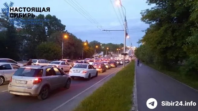 Ограничения на продажу бензина в ряде регионов привели к масштабному дефициту. В Иркутске водители ждут по 8–9 часов в очередях, межгородские автобусы рискуют остаться без топлива; власти направили экстренные запросы на поставки.