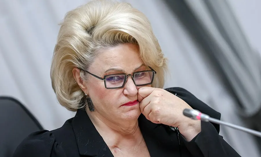 Председатель думского комитета по защите семьи Нина Останина призвала Роскомнадзор и Минцифры применять меры замедления и ограничения времени в играх, чтобы защитить детей от вредного влияния виртуального пространства.