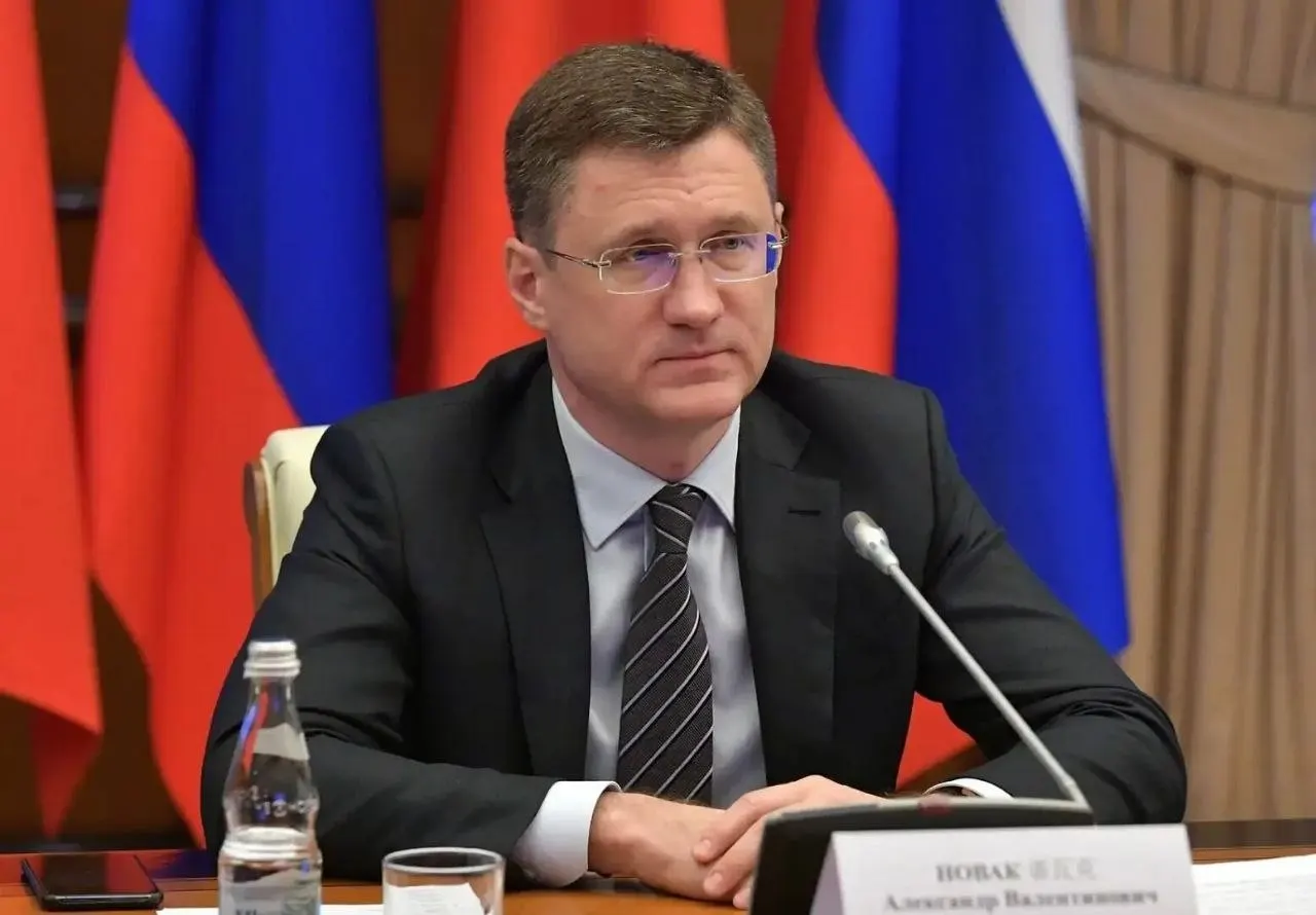 Вице-премьер Александр Новак заявил, что текущие резервы топлива покрывают потребности страны; власти корректируют логистику, а панический спрос поднял потребление на 20–30%.