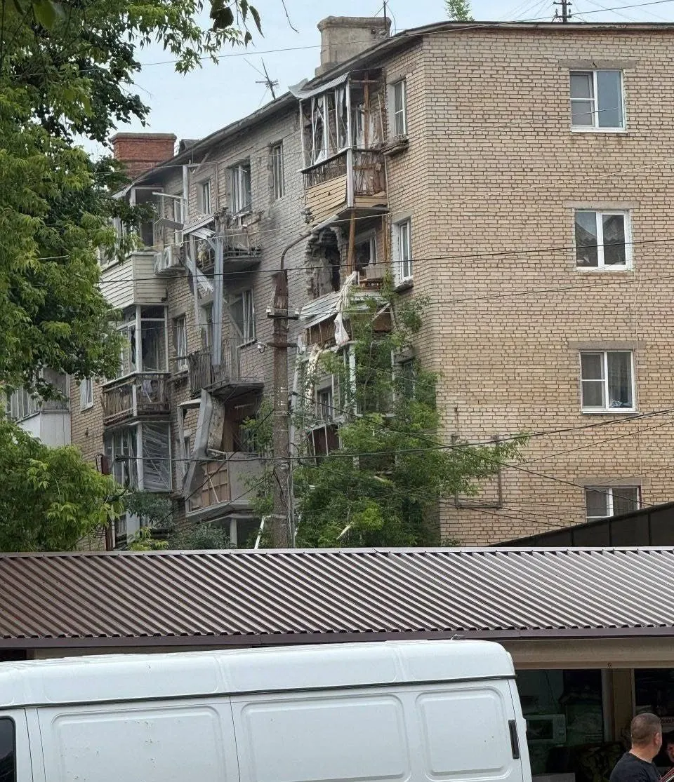 В Тульской области в городе Щёкино беспилотник врезался в многоквартирный дом. Губернатор сообщает об эвакуации жителей и отсутствии предварительно пострадавших; по стране продолжаются перехваты дронов.