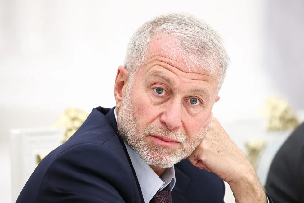 Российский бизнесмен в мае посетил Киев и встретился с Владимиром Зеленским. По словам источников, президент Украины попросил через него донести лидерству РФ предложение о личной встрече. В Кремле и в Офисе президента воздержались от подробных комментариев.