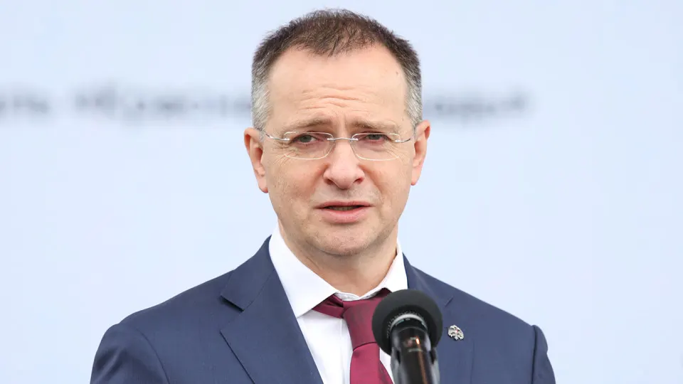 Владимир Мединский заявил о необходимости усилить госконтроль над расходованием средств в киноиндустрии, блокировать «посредственные» фильмы и вводить художественную цензуру на всех этапах производства. Одновременно расширяется господдержка картин «патриотической направленности», обсуждается создание экспертного совета по историческому контенту.