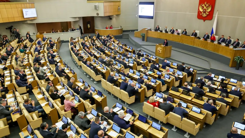 Депутаты приняли поправки в Бюджетный кодекс, которые дают кабмину право увеличивать расходы и привлекать дополнительные заимствования сверх установленных законом пределов. Решение принято в ускоренном порядке на фоне роста дефицита бюджета.