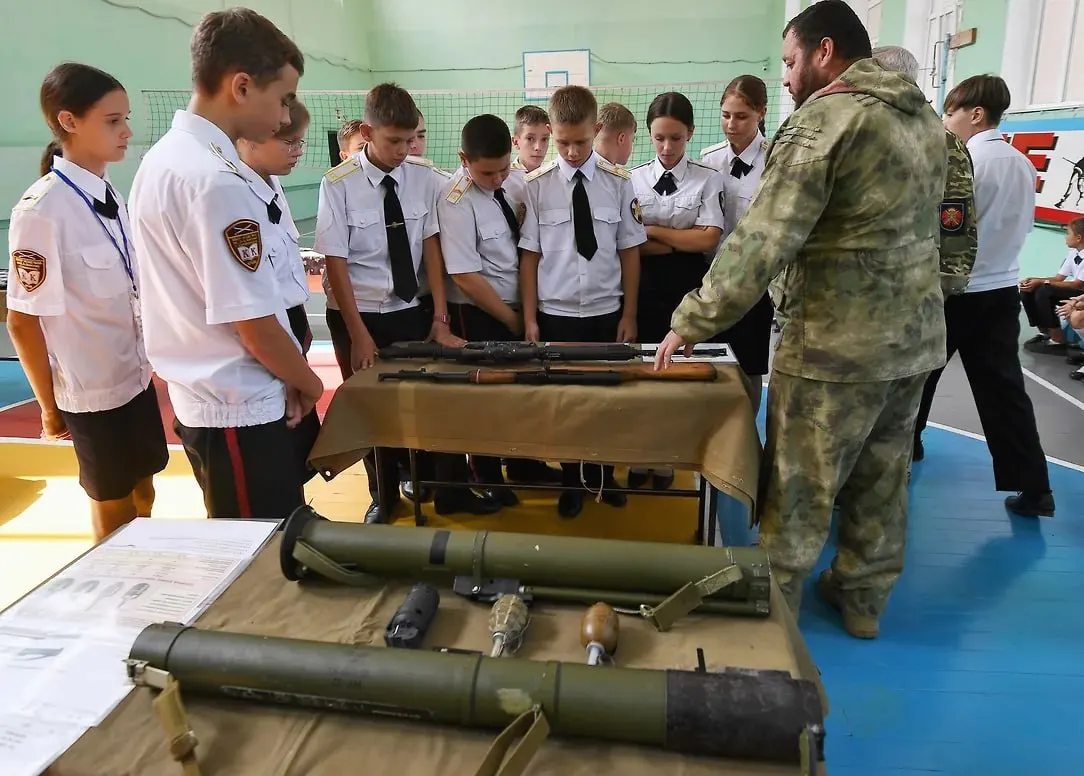 Российское военно-историческое общество предложило вовлечь учащихся в запись рассказов участников СВО и волонтёров. Материал планируют включить в школьные экспозиции и будущий цифровой архив в рамках патриотического воспитания.
