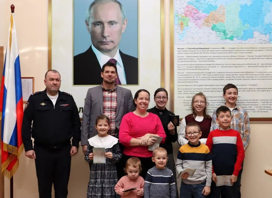 В 2025 году 1112 иностранных граждан получили специальные визы для переезда в Россию как лица, разделяющие традиционные духовно‑нравственные ценности. Большинство — из Германии, Франции и США. Программа была запущена в 2024 году и в 2025‑м начала полноценно работать.