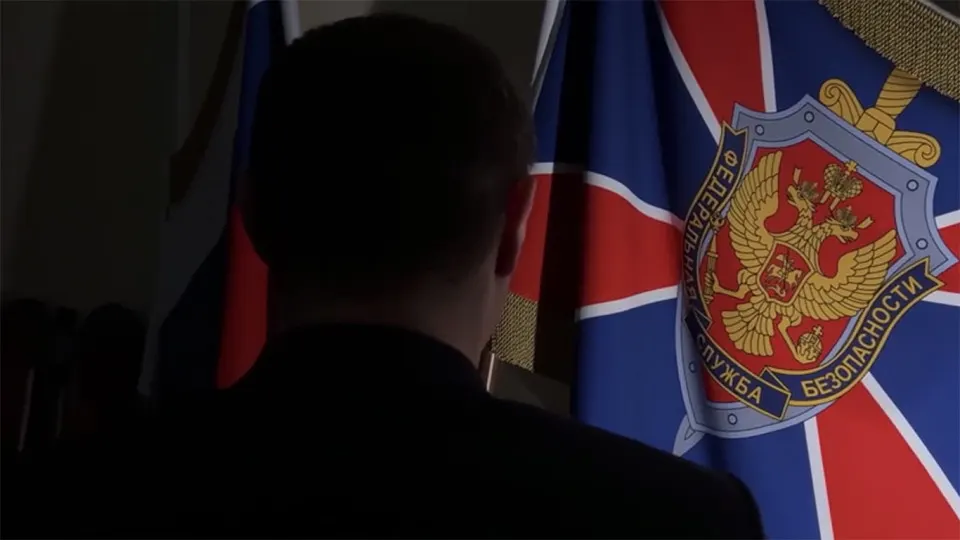 Передача контроля над сетью Второй службе ФСБ вызвала конфликт между силовиками и гражданскими структурами — из‑за отключений и рисков общественного недовольства перед выборами власти переходят к стратегии «блокировать по умолчанию».