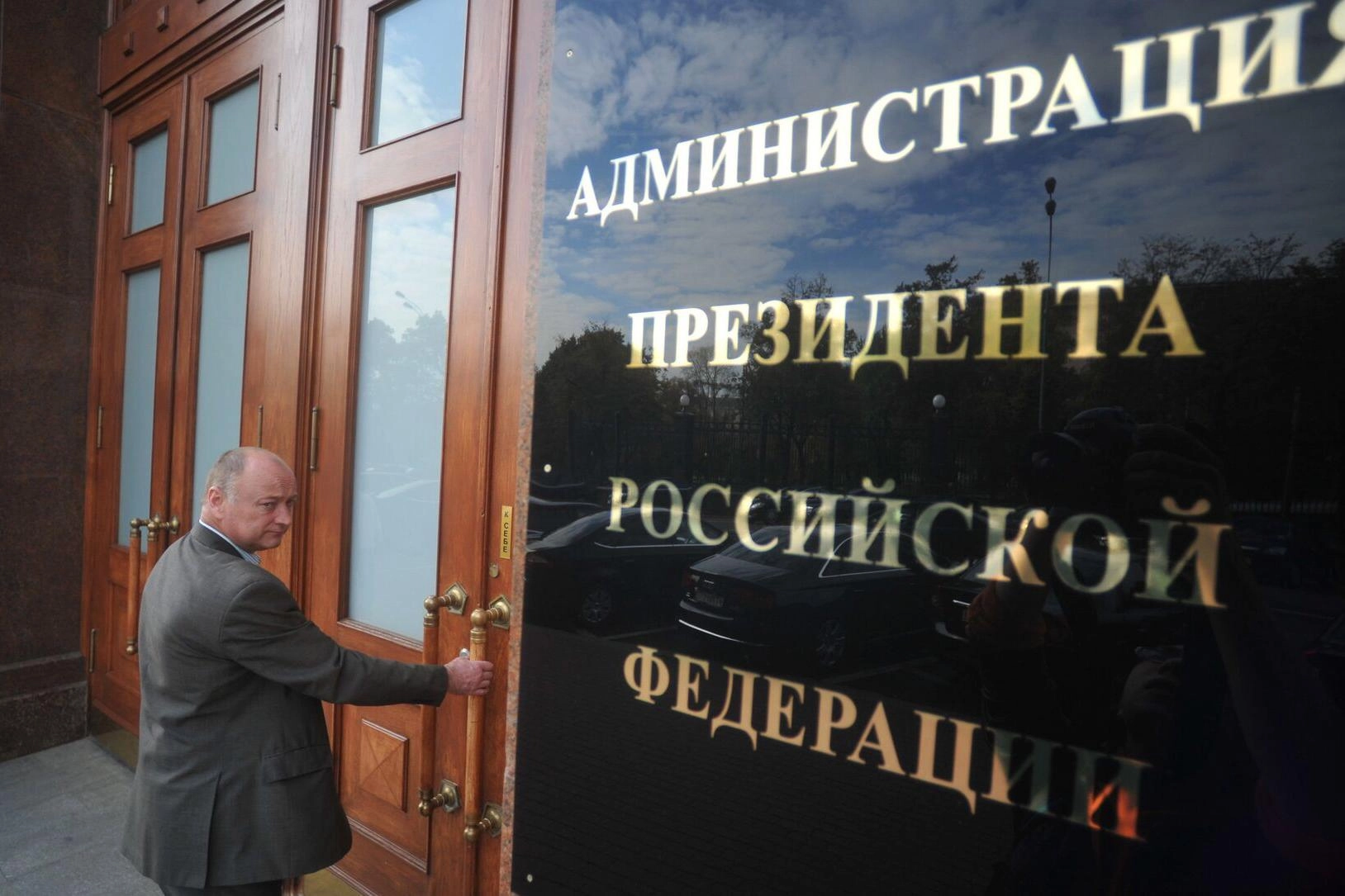 Указ от 12 июня назначил Александра Матвеева главой президентской канцелярии. Матвеев работает в администрации президента с нулевых годов, занимал ключевые посты и имеет высокие классные чины.