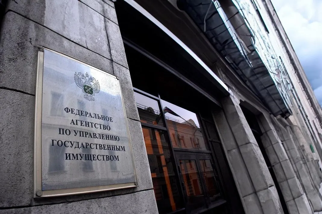 Депутаты отменили ценовой барьер и шестимесячную паузу между торгами — теперь Росимущество сможет быстрее реализовывать изъятое у коррупционеров жильё. В законе прописали новые требования к оценщикам и организаторам торгов. Документ начнёт действовать через 10 дней после публикации.