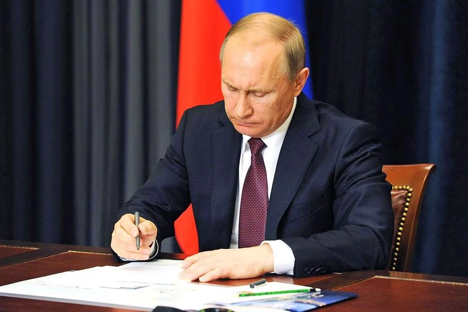 Указ N 389 дополняет механизм 2025 года: расширяет круг уполномоченных продавцов, подробно регламентирует порядок торгов и вводит особые правила для продажи жилого фонда. Документ вступил в силу 3 июня 2026 года.