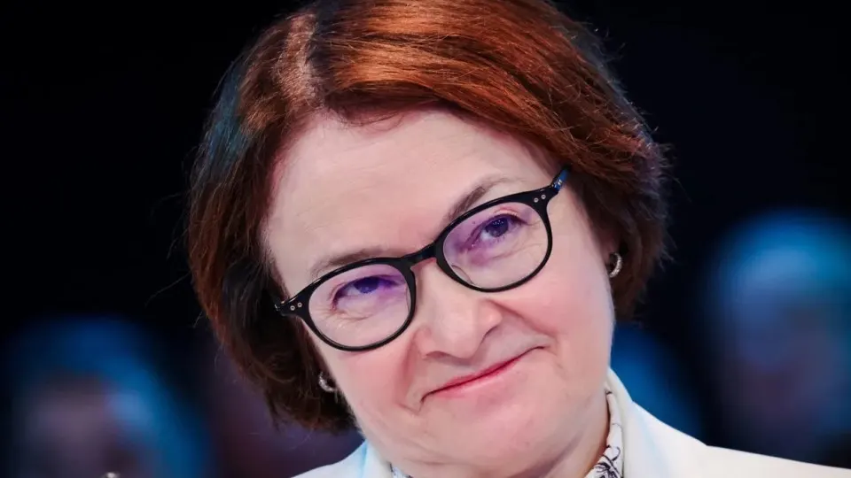 Отсутствие главы ЦБ на ключевых мероприятиях породило слухи и ускорило дискуссию о снижении ключевой ставки. Одновременно принятые бюджетные поправки облегчают финансирование военных расходов и сокращают прозрачность расходов — это меняет баланс экономической политики.