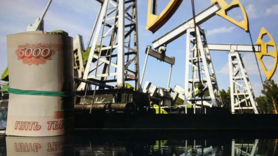 Несмотря на рекордные цены на нефть и рост нефтегазовых поступлений в мае, федеральный бюджет остаётся в крупном дефиците: дополнительные доходы частично «съедаются» субсидиями и растущими расходами на безопасность.