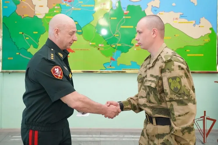 Военнослужащих наградили за участие в отражении атак беспилотников 3 и 6 июня. В эти дни в регионе фиксировали падения БПЛА, разминирование территорий и последствия пожара на нефтяном терминале.