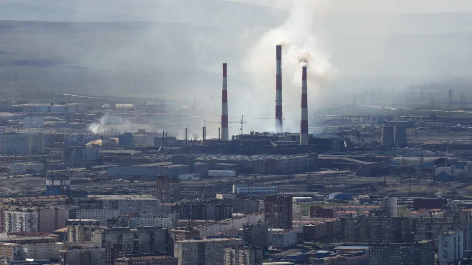 Минэкономразвития зафиксировало сокращение промышленного производства в мае: спад особенно заметен в добыче и выпуске нефтепродуктов, тогда как военные отрасли остаются в росте. Экономические риски усиливаются — возможен годовой спад и рост бюджетного дефицита.