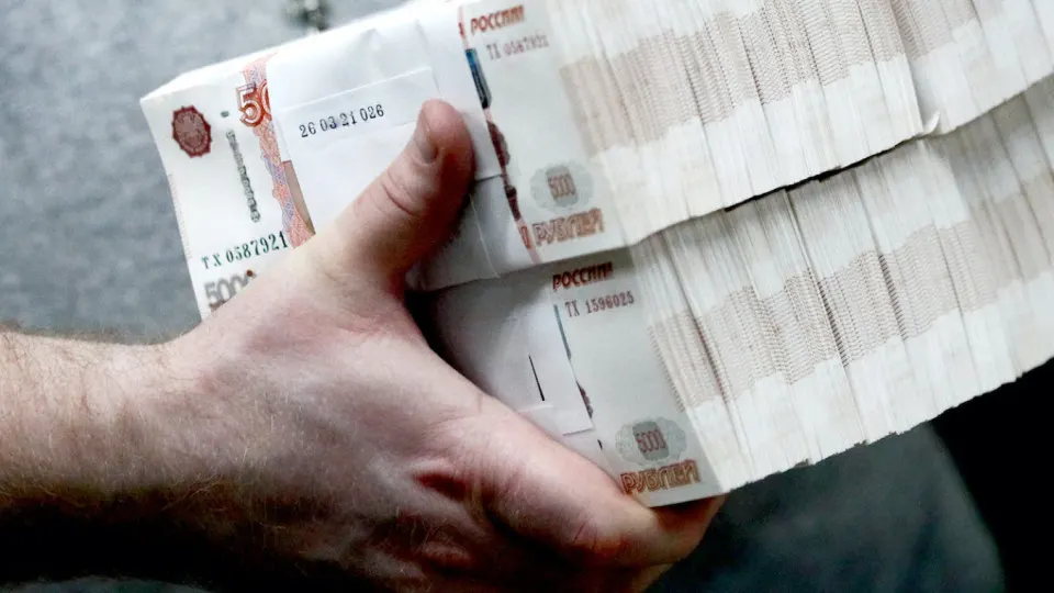 Банк фиксирует рекордный спрос на наличные: к концу апреля в обращении находилось около 20 трлн рублей. Только в апреле граждане изъяли из банков 600 млрд руб., а с мая‑2025 через «кэш» ушло примерно 2,5 трлн. Центробанк ужесточил контроль за операциями с наличностью.