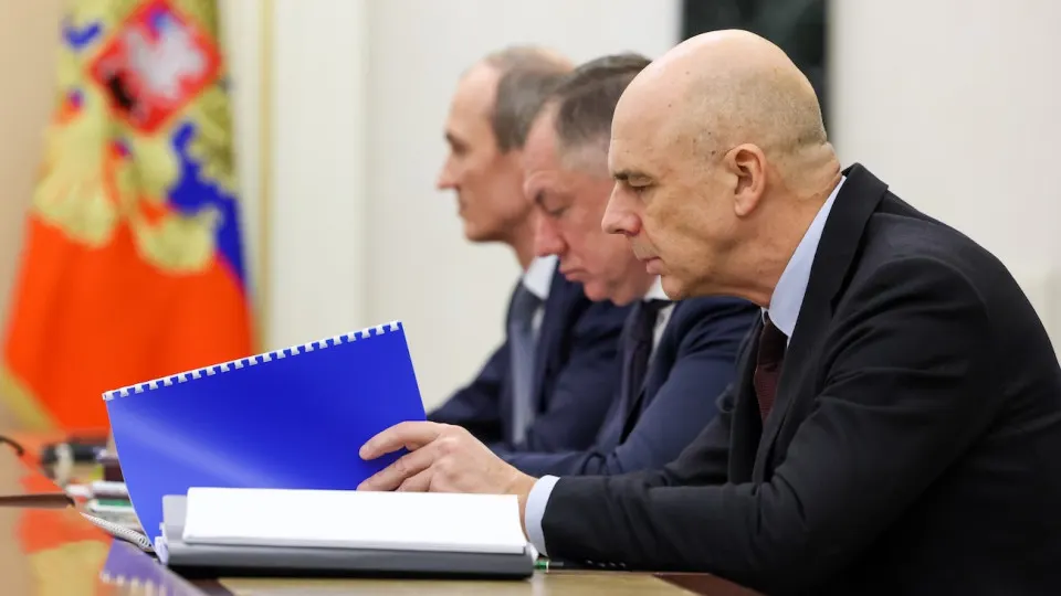 Индекс облигаций RGBI обновил минимумы, доходности длинных ОФЗ приблизились к 15,5% годовых. Бюджетный дефицит растёт, а правительство планирует дополнительные расходы и заимствования.