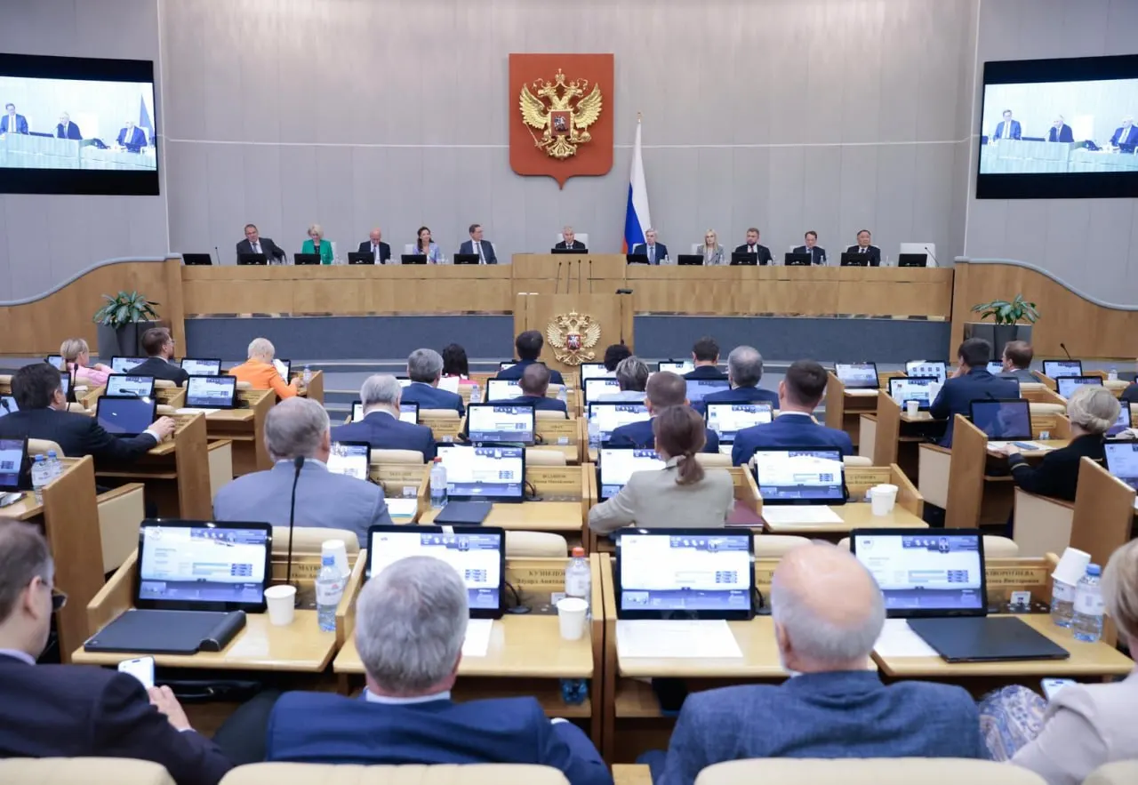 Анализ данных законодательной системы показывает: инициативы правительства принимаются значительно чаще, чем депутатские, а президентские проекты проходят ещё успешнее.