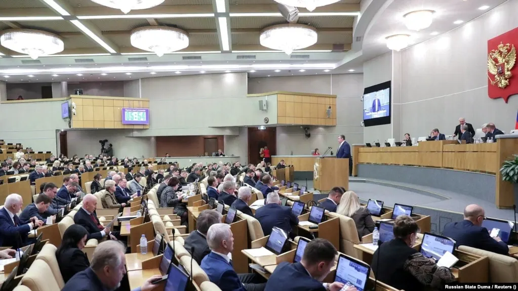 Во втором чтении рассматривают поправки, которые предлагают запретить консульские услуги, распоряжение имуществом и банковские переводы для граждан, уехавших и уклоняющихся от наказания по ряду уголовных и политических административных статей.