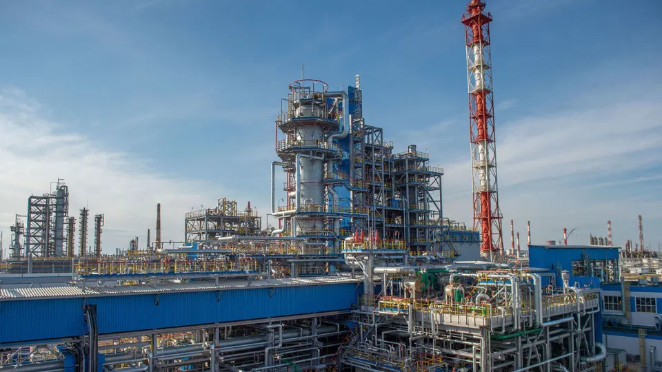 После удара беспилотников крупнейший нефтехимический завод приостановил работу первичных установок — восстановление может занять недели или месяцы. Это уже пятая крупная остановка НПЗ в июле, что усиливает дефицит нефтепродуктов в стране.