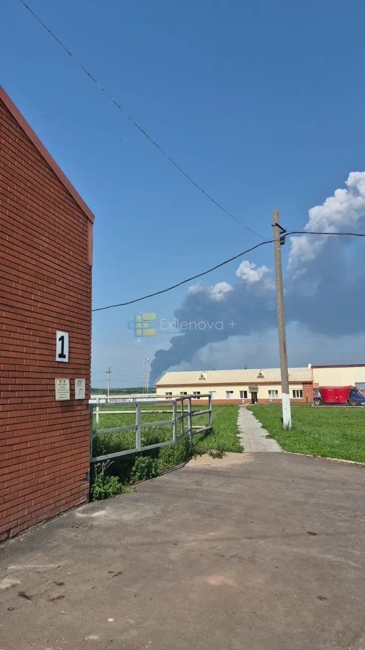 Ночью по разным регионам России зафиксированы атаки беспилотников: в Воронежской области при падении дрона сгорел частный дом — погиб 3‑летний мальчик; также сообщается о попаданиях по складам и объектам ТЭК в Татарстане, Ульяновской области и Башкортостане; жертвы есть в Крыму и Белгородской области.