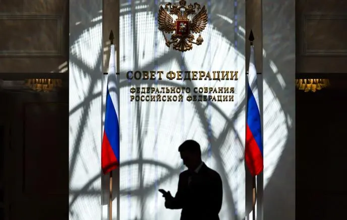 Одобрен пакет законов, предполагающий отказ в консульских услугах, запреты на регистрацию ИП и доступ к банковским сервисам, создание реестра и списание судебных расходов с замороженных счетов.