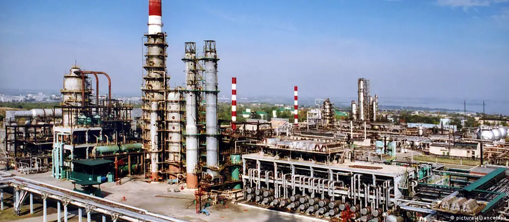 За ночь зафиксированы удары по нефтеперерабатывающему заводу в Самарской области, нескольким судам в Азовском море и масштабные перебои с электроэнергией в Крыму; военные сообщают о перехвате сотен беспилотников над регионами России.
