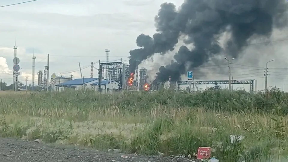 В июне выпуск бензина и дизтоплива продолжил падение, за год производство упало более чем на 20%. Спад связан с повреждениями НПЗ после атак дронов; это привело к дефициту топлива, росту цен и необходимости импорта.