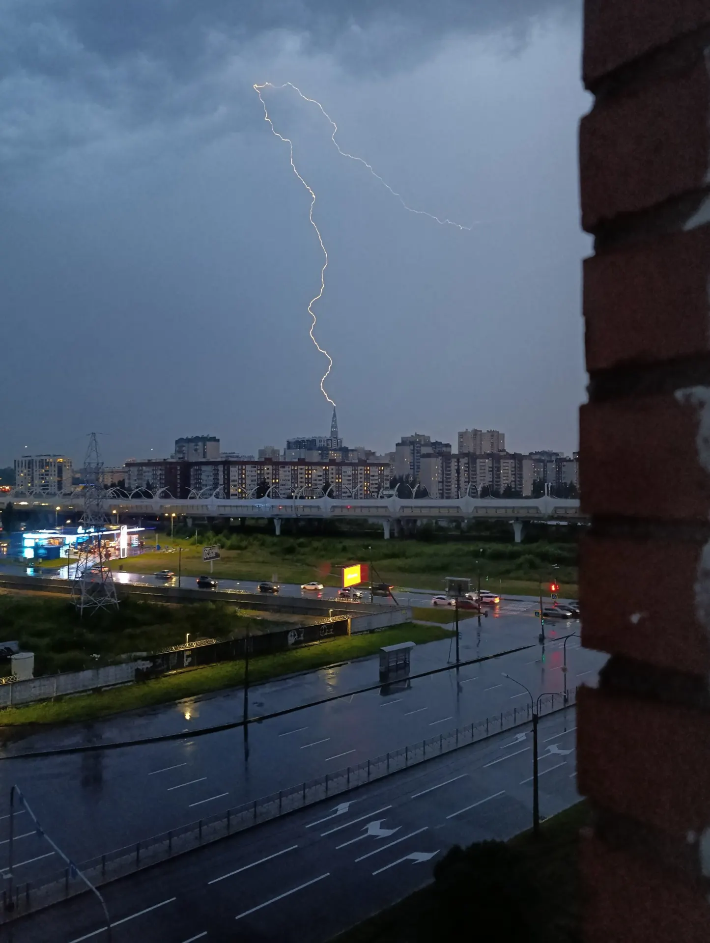 После сильного ливня в Петербурге и Ленинградской области зафиксированы подтопления улиц, поваленные деревья, отключения электроэнергии, задержки транспорта и две погибшие при сплаве на сапах.